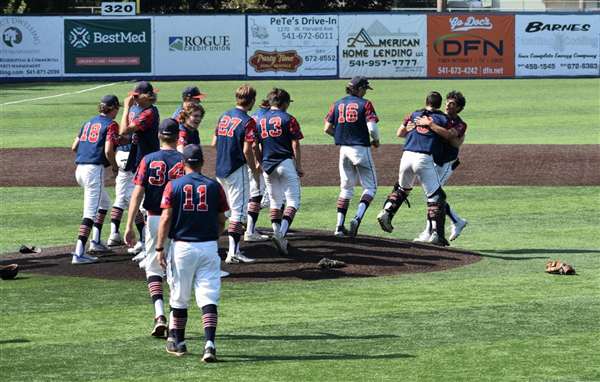 Medford Mustangs 2022 team celebrates win